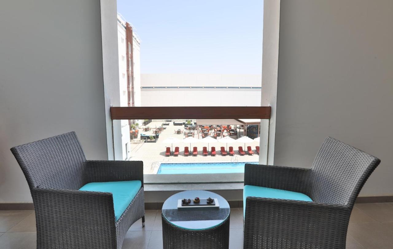 Four Points By Sheraton Αλ Άϊν Εξωτερικό φωτογραφία A balcony at the hotel