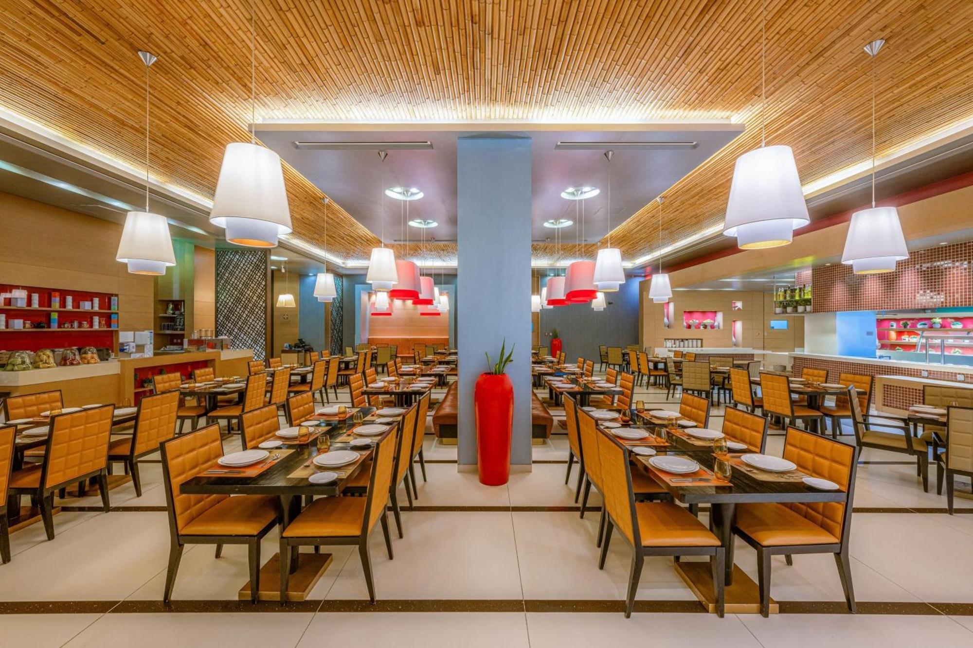 Four Points By Sheraton Αλ Άϊν Εξωτερικό φωτογραφία The interior of a typical buffet restaurant