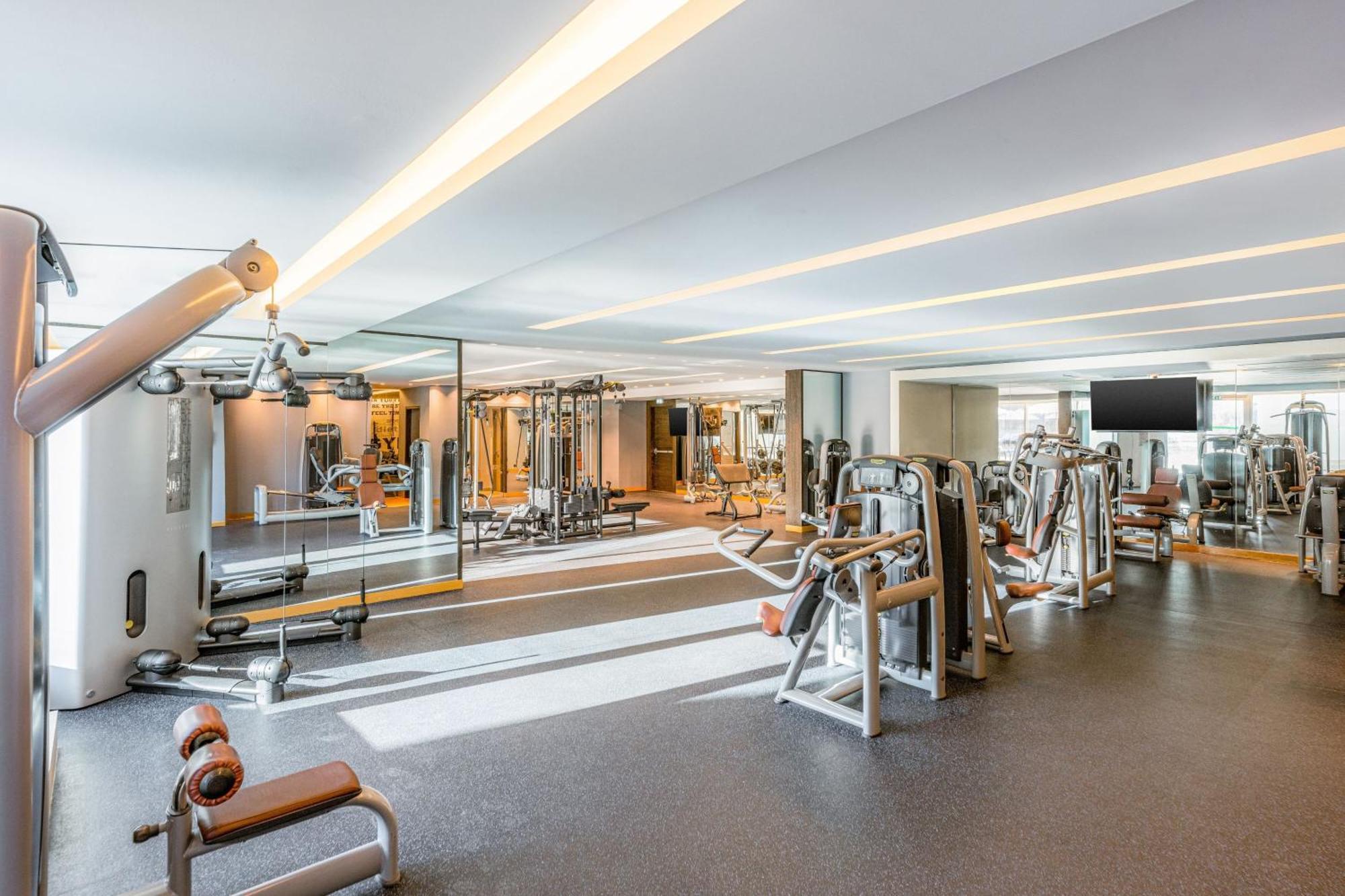 Four Points By Sheraton Αλ Άϊν Εξωτερικό φωτογραφία The gym at the hotel
